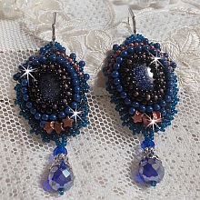 BO Les Maldives brodées avec un cabochon Bleu/Noir pailleté, étoiles, cristaux, gouttes facettées et rocailles